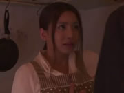 出軌人妻松本芽衣激情廚房口交